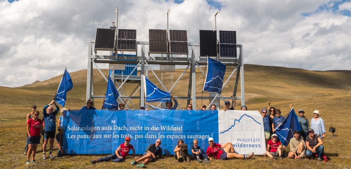 Aktion für eine wildnisverträgliche Energiewende vor der Testanlage von Grengiols Solar auf dem Breithorn.