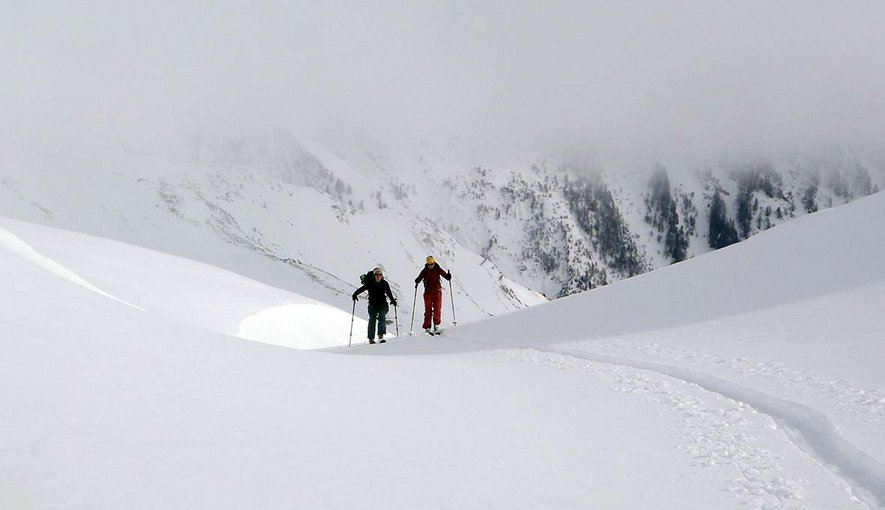 Zwei Frauen am Berg: Sina Schneider (Präsidentin Mountain Wilderness) und Maren Kern (Geschäftsführerin Mountain Wilderness). Foto: Fabian Lippuner