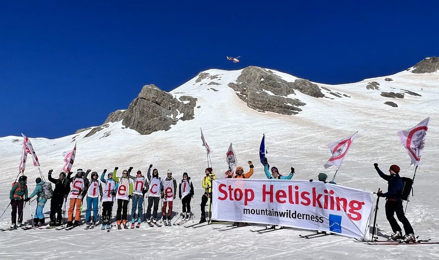 Aktivistinnen und Aktivisten von Mountain Wilderness Schweiz demonstrierenam 27. März am Wildhorngipfel gegen Heliskiing. © MW/Pascal Stern