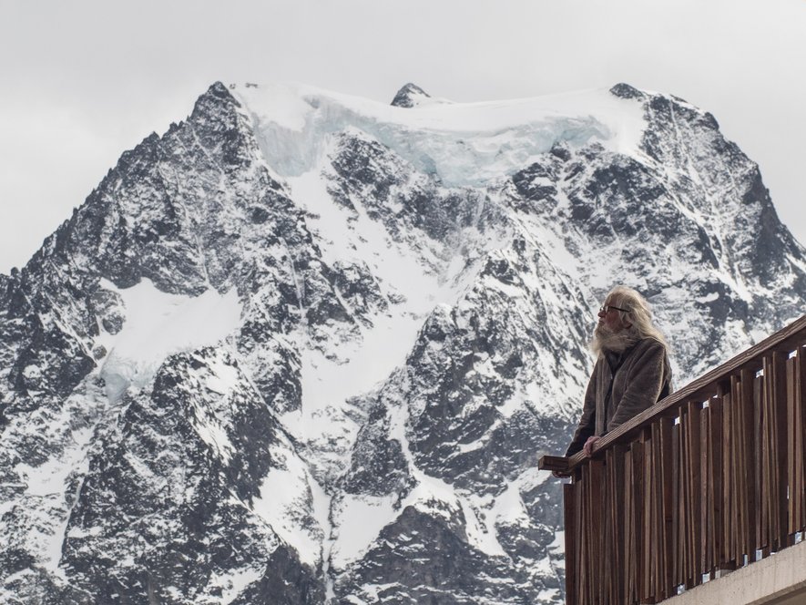 Werner Munter auf seinem Balkon in Arolla, im Hintergrund der Mt. Collon (© Marta Corrà)