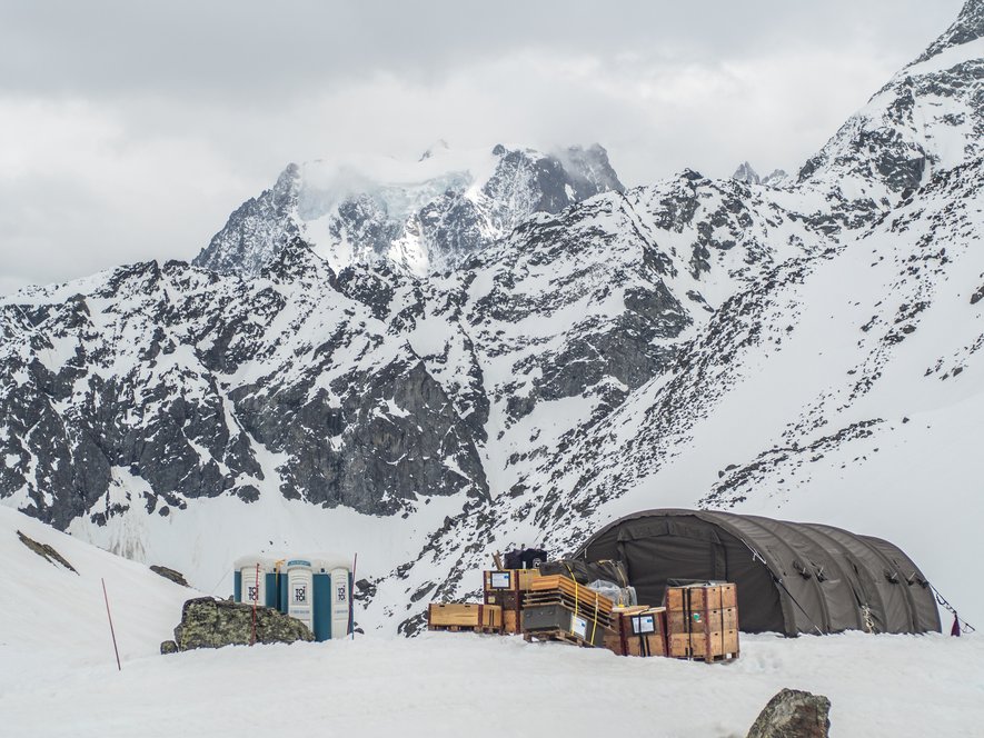120 Tonnen Material werden ins Gebirge geflogen, um die Wildnis zur Rennstrecke zu machen. Fotografin: Marta Corrà