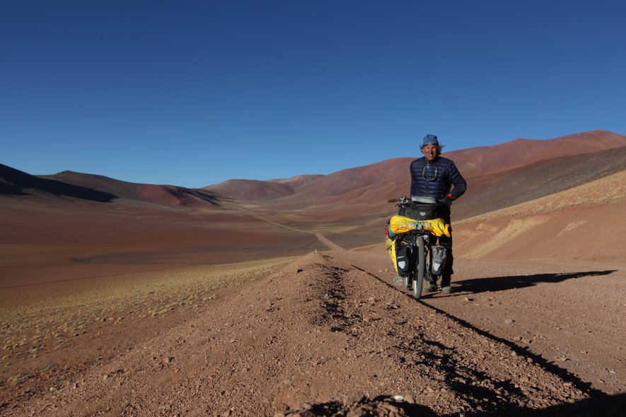 Gegen den Wind, oft zu Fuß, zum Grenzpass Pircas Negras (4.165 m), der die Atacama-Region in Chile mit der Provinz La Rioja in Argentinien verbindet. Er ist der letzte Pass auf dieser Reise (2019), die mehr als 30 Pässe umfasst, davon 20 zwischen 4.000 und 4.895 m Höhe. Foto: zvG